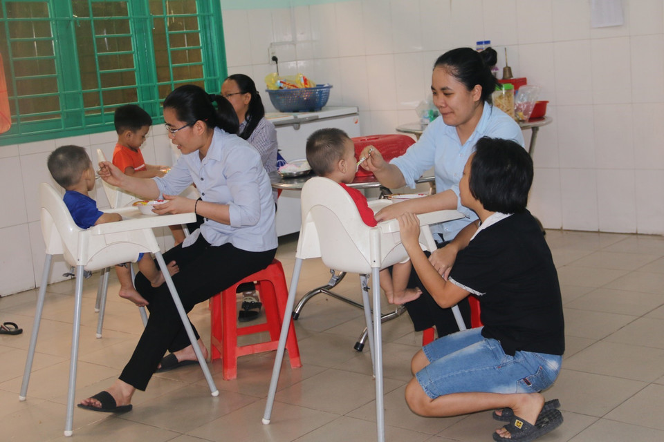 Các em nhỏ bị bỏ rơi được đưa về Trung tâm nuôi dưỡng trẻ mồ côi Giáo xứ Hà Nội (thành phố Biên Hòa, Đồng Nai) chăm sóc và được lớn lên trong tình yêu thương của cả cộng đồng. (Ảnh: Lê Xuân/TTXVN)