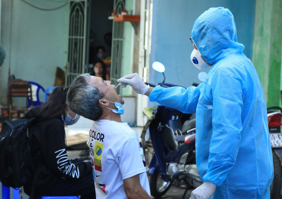 Nhân viên y tế lấy mẫu xét nghiệm người dân trong khu vực Lô E, Lò Gốm (Phường 7, Quận 6). (Ảnh: Đinh Hằng/TTXVN)