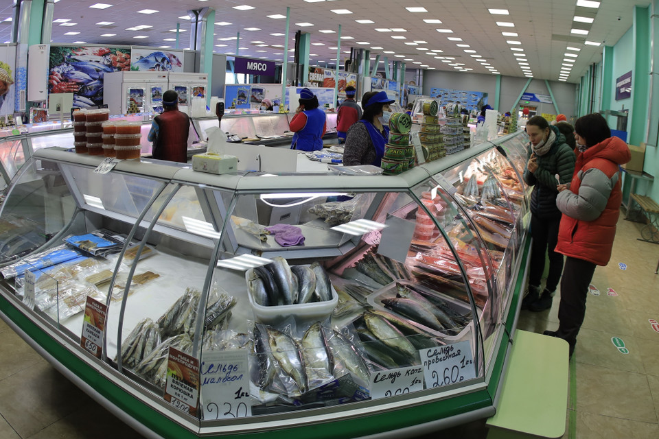 Các sản vật biển bày bán tại chợ hải sản Kamchatka. (Ảnh: Trần Hiếu/TTXVN)