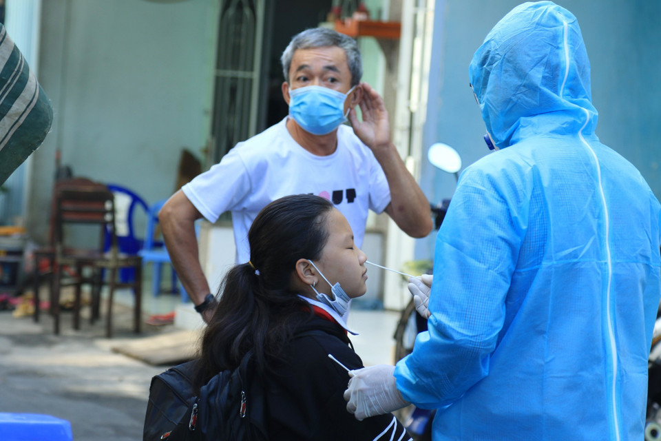 Nhân viên y tế lấy mẫu xét nghiệm người dân trong khu vực Lô E, Lò Gốm (phường 7, Quận 6). (Ảnh: Đinh Hằng/TTXVN)