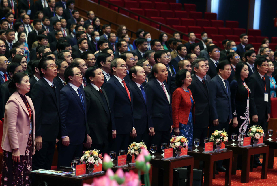 Thủ tướng Nguyễn Xuân Phúc và các đại biểu thực hiện nghi thức chào cờ. (Ảnh: Thống Nhất/TTXVN)