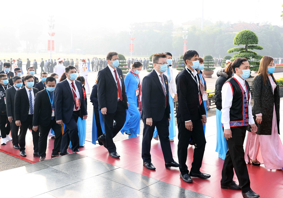 Đại biểu dự Đại hội Thi đua yêu nước toàn quốc lần thứ X vào Lăng viếng Chủ tịch Hồ Chí Minh. (Ảnh: Thống Nhất/TTXVN)