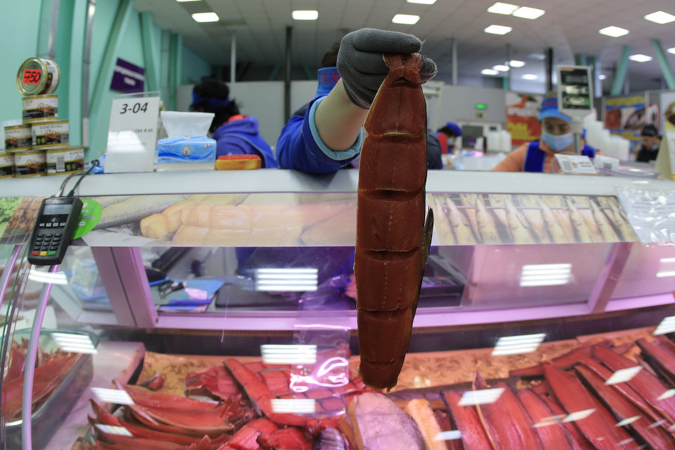 Cá hồi hun khói được cắt thành các khúc được bày bán tại chợ hải sản. (Ảnh: Trần Hiếu/TTXVN)