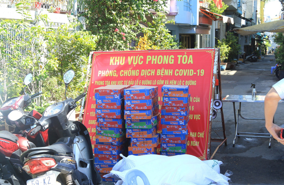 Bảng thông báo phong tỏa tại hẻm Lô C, Lò Gốm (Phường 7, Quận 6). (Ảnh: Đinh Hằng/TTXVN)