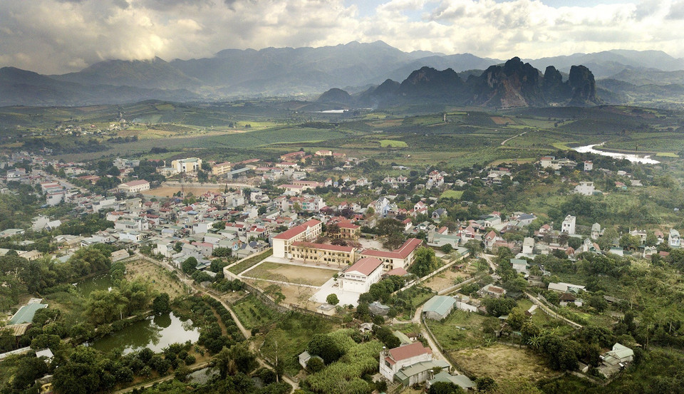 Một góc khu dân cư trù phú của huyện Cao Phong. (Ảnh: Trọng Đạt/TTXVN)