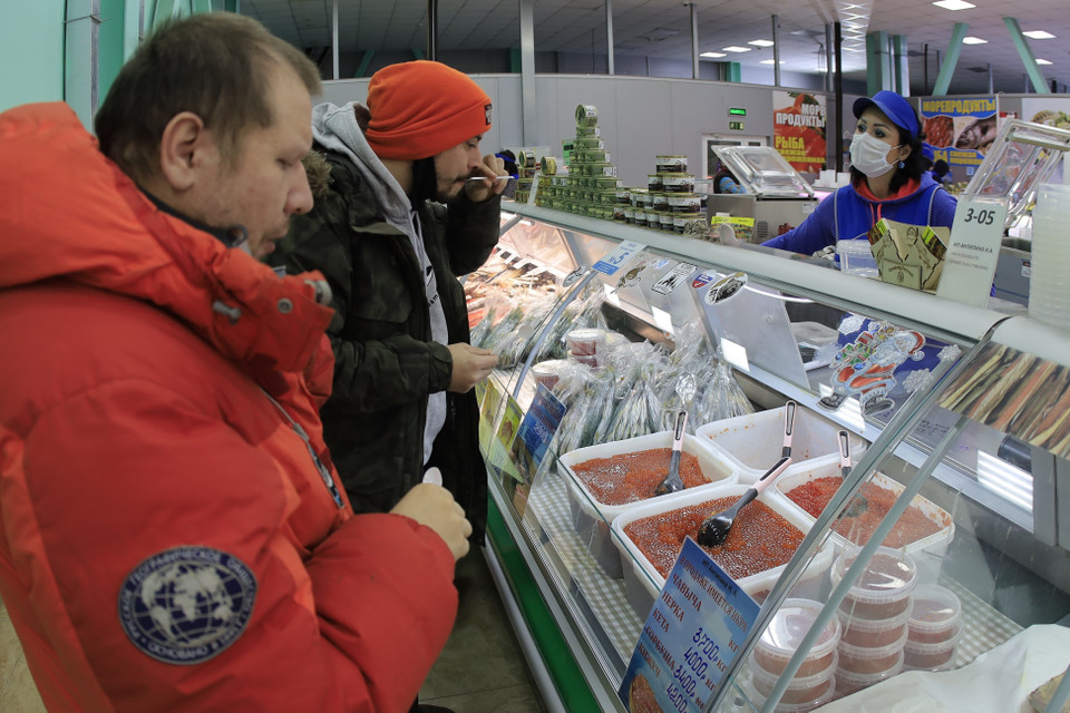 Du khách nếm thử trứng cá hồi đỏ. (Ảnh: Trần Hiếu/TTXVN)