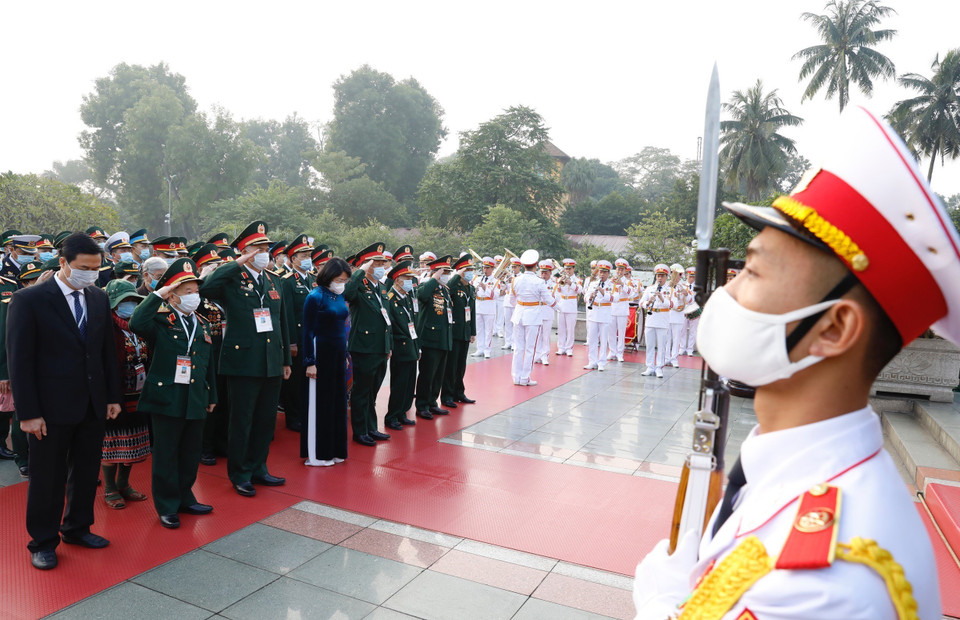 Phó Chủ tịch nước Đặng Thị Ngọc Thịnh dẫn đầu đoàn đại biểu đến đặt vòng hoa tại Đài tưởng niệm các Anh hùng liệt sỹ (đường Bắc Sơn-Hà Nội). (Ảnh: Dương Giang/TTXVN)