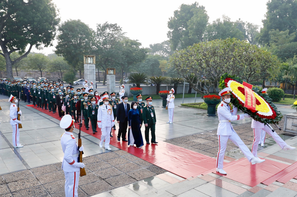 Phó Chủ tịch nước Đặng Thị Ngọc Thịnh dẫn đầu đoàn đại biểu đến đặt vòng hoa tại Đài tưởng niệm các Anh hùng liệt sỹ (đường Bắc Sơn-Hà Nội). (Ảnh: Dương Giang/TTXVN)