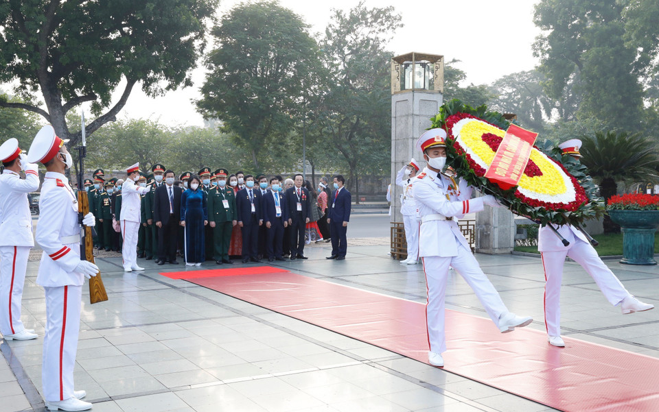 Phó Chủ tịch nước Đặng Thị Ngọc Thịnh dẫn đầu đoàn đại biểu đến đặt vòng hoa tại Đài tưởng niệm các Anh hùng liệt sỹ (đường Bắc Sơn-Hà Nội). (Ảnh: Dương Giang/TTXVN)