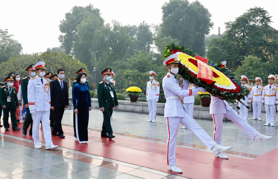 Phó Chủ tịch nước Đặng Thị Ngọc Thịnh dẫn đầu đoàn đại biểu đến đặt vòng hoa tại Đài tưởng niệm các Anh hùng liệt sỹ (đường Bắc Sơn-Hà Nội). (Ảnh: Dương Giang/TTXVN)