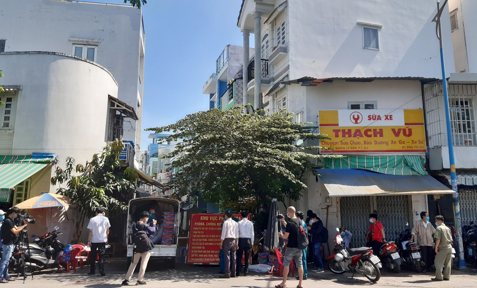 Hẻm Lô E, Lò Gốm (Phường 7, Quận 6) bị phong tỏa do có bệnh nhân mắc COVID-19 sinh sống. (Ảnh: Đinh Hằng/TTXVN)