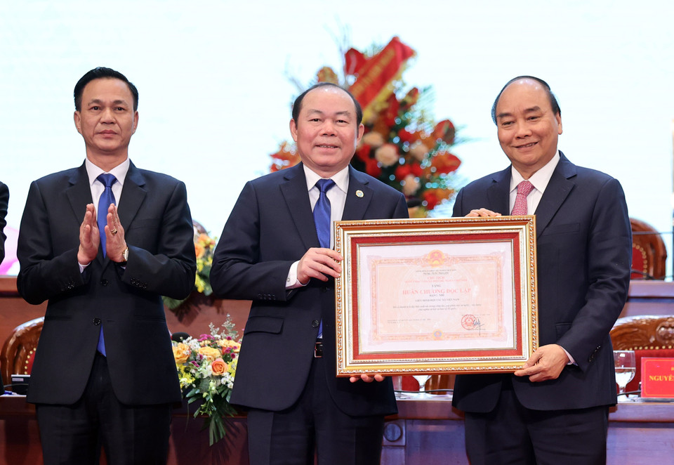 Thủ tướng Nguyễn Xuân Phúc trao tặng Huân chương Độc lập hạng Nhì cho Liên minh Hợp tác xã Việt Nam. (Ảnh: Thống Nhất/TTXVN)