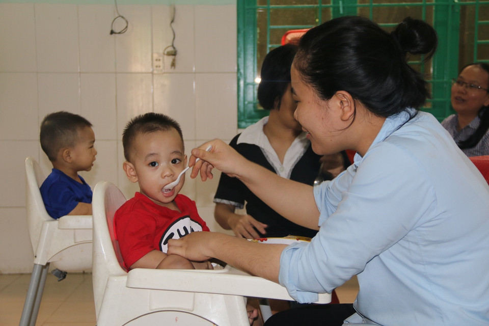 Các em nhỏ bị bỏ rơi được đưa về Trung tâm nuôi dưỡng trẻ mồ côi Giáo xứ Hà Nội (thành phố Biên Hòa, Đồng Nai) chăm sóc và được lớn lên trong tình yêu thương của cả cộng đồng. (Ảnh: Lê Xuân/TTXVN)