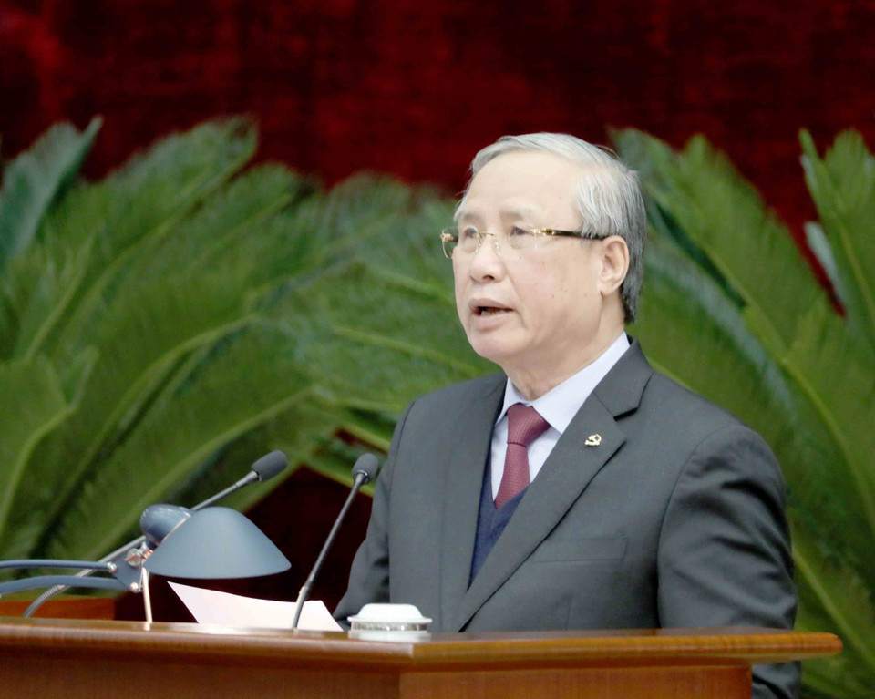 Ông Trần Quốc Vượng, Ủy viên Bộ Chính trị, Thường trực Ban Bí thư trình bày dự thảo Nghị quyết Hội nghị Trung ương lần thứ mười bốn. (Ảnh: Phương Hoa/TTXVN)