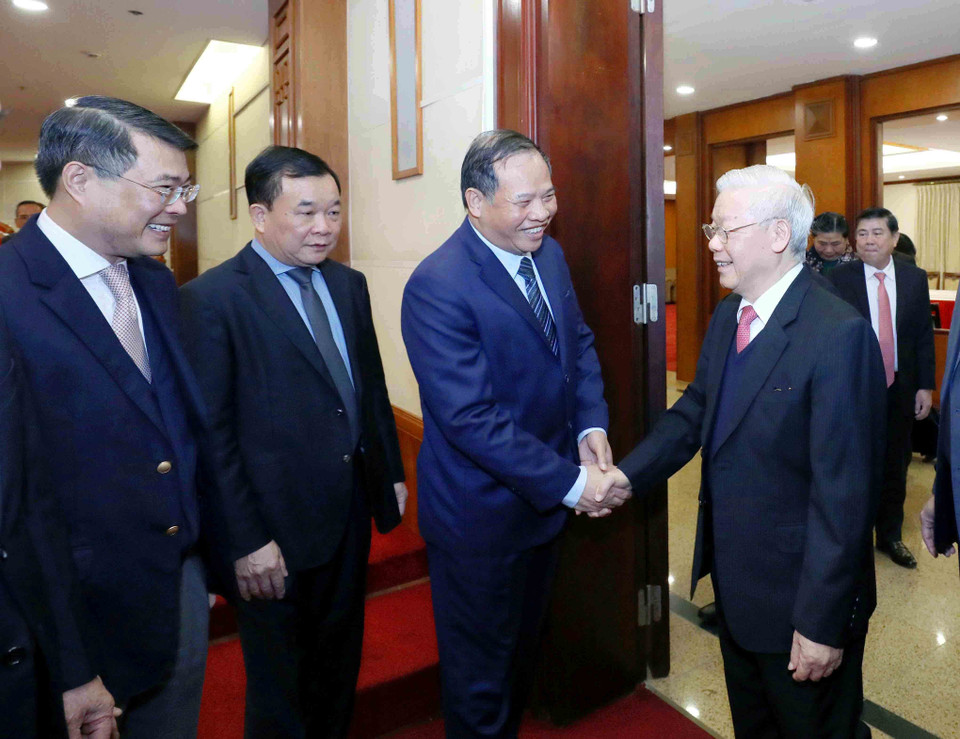 Tổng Bí thư, Chủ tịch nước Nguyễn Phú Trọng với các Ủy viên Trung ương dự hội nghị. (Ảnh: Phương Hoa/TTXVN)