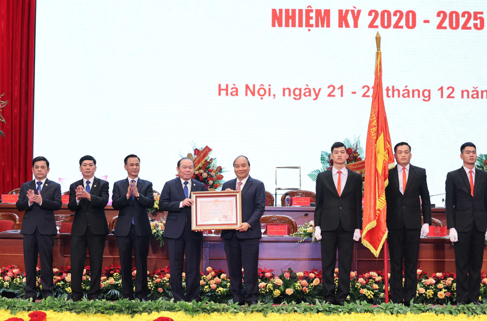 Thủ tướng Nguyễn Xuân Phúc trao tặng Huân chương Độc lập hạng Nhì cho Liên minh Hợp tác xã Việt Nam. (Ảnh: Thống Nhất/TTXVN)