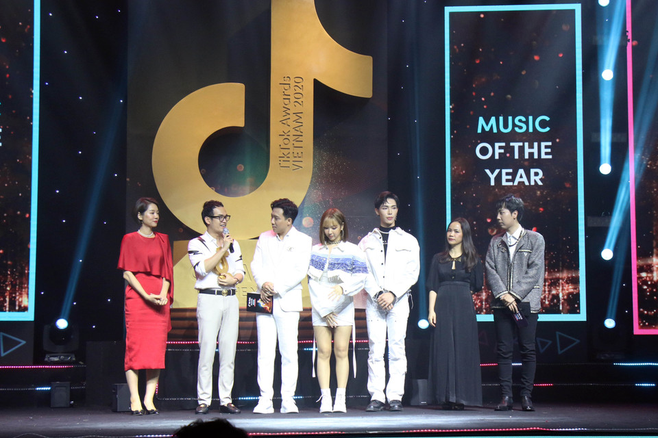 Trao giải thưởng cho hạng mục Âm nhạc của năm. (Ảnh: Tiến Lực/TTXVN)