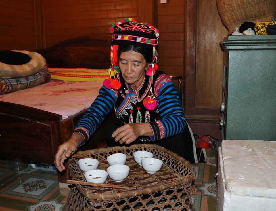 Nghi thức cúng tổ tiên với món bánh trôi là sự thể hiện tấm lòng thành kính, sự tri ân, hiếu thuận của con cháu với các đấng sinh thành, bậc tiên tổ. (Ảnh: Xuân Tiến/TTXVN)