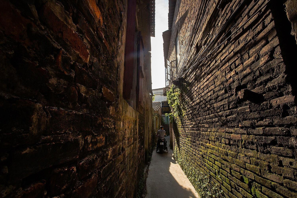 Những con ngõ nhỏ của khu vực làng cổ Bát Tràng, khiến cho du khách khi đến đây như đến một thế giới khác, trở về với quá khứ. Ngõ nhỏ khiến cho những bức tường dường như cao hơn gấp mấy lần chiều cao thực của chúng. (Ảnh: Trọng Đạt/TTXVN)