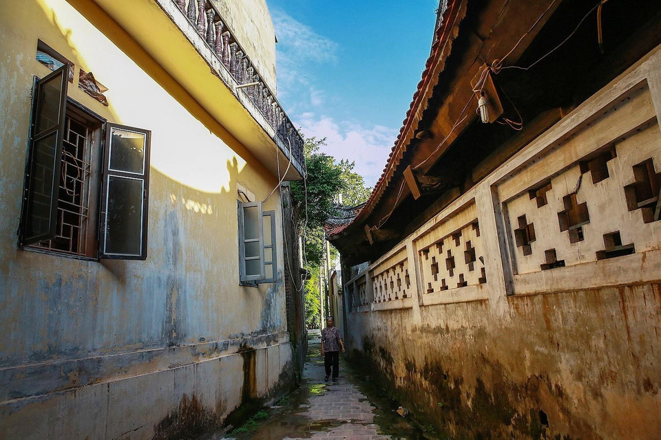 Làng gốm Bát Tràng không chỉ là nơi làm nên một thương hiệu sản phẩm nổi tiếng toàn quốc, góp phần gìn giữ giá trị văn hóa của Thủ đô mà còn là một trong những địa điểm du lịch ở Hà Nội được du khách ưa thích. (Ảnh: Trọng Đạt/TTXVN)