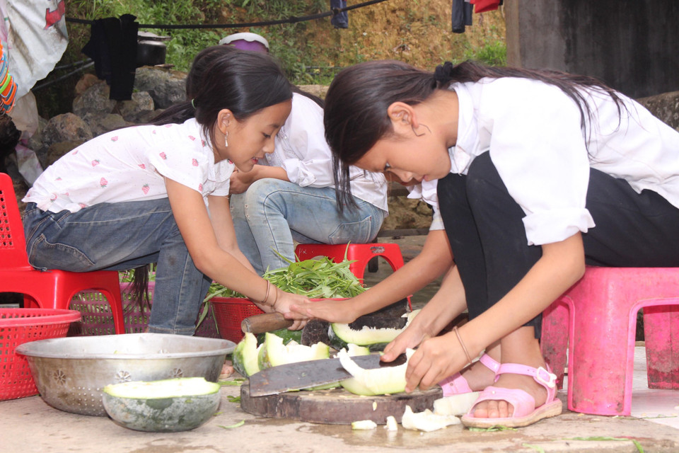 Học sinh nội trú trường Tiểu học Huồi Tụ 2 nấu ăn chuẩn bị cho bữa cơm tối tại trường. (Ảnh: Bích Huệ/TTXVN)