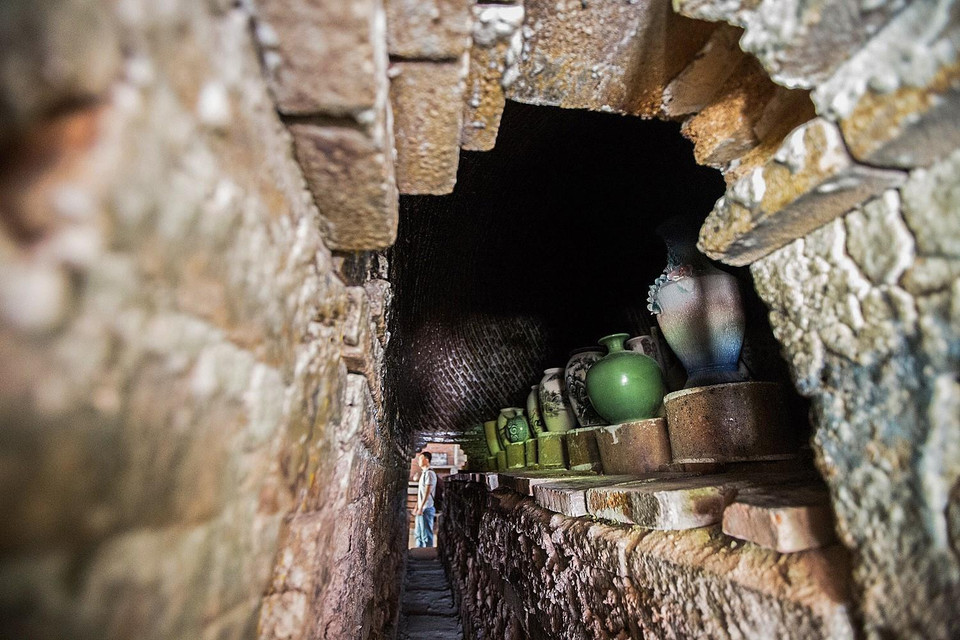 Hình ảnh tái hiện việc nung gốm Bát Tràng phía bên trong những chiếc lò bầu còn sót lại cho tới ngày nay. Du khách khi ghé qua nơi đây sẽ hiểu rõ hơn về cách thức làm ra một sản phẩm gốm trong những chiếc lò cổ được xây dựng từ những năm cuối thế kỷ 19. (Ảnh: Trọng Đạt/TTXVN)