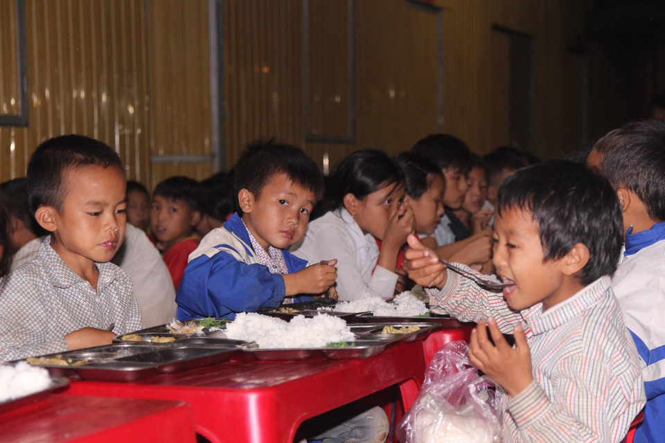 Sau 3 năm thực hiện mô hình trường học bán trú tại 12/29 trường học, hàng trăm học sinh tại huyện Kỳ Sơn (Nghệ An) được hỗ trợ ăn, ở tại trường, góp phần nâng cao chất lượng giáo dục, kỹ năng giao tiếp, vốn từ tiếng Việt của học sinh vùng cao, vùng dân tộc thiểu số. (Ảnh: Bích Huệ/TTXVN)