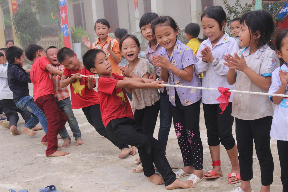 Giờ vui chơi của các em học sinh trường Tiểu học Huồi Tụ 2. (Ảnh: Bích Huệ/TTXVN)