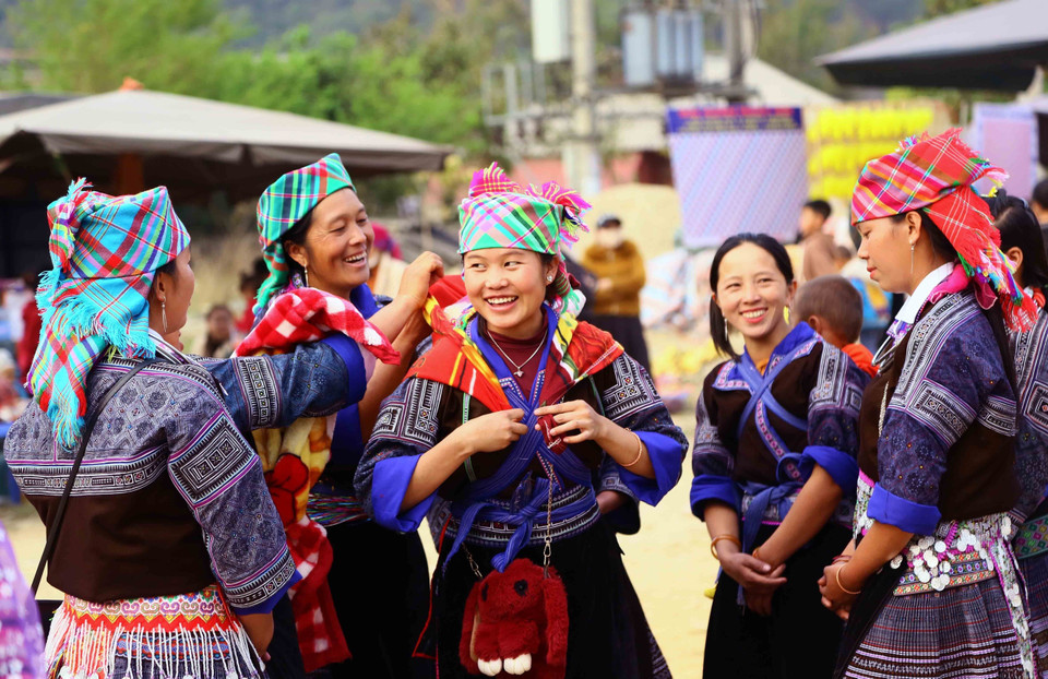 Đồng bào dân tộc xã Ngọc Chiến tham dự Ngày hội hoa sơn tra năm 2024. (Ảnh: Quang Quyết/TTXVN)