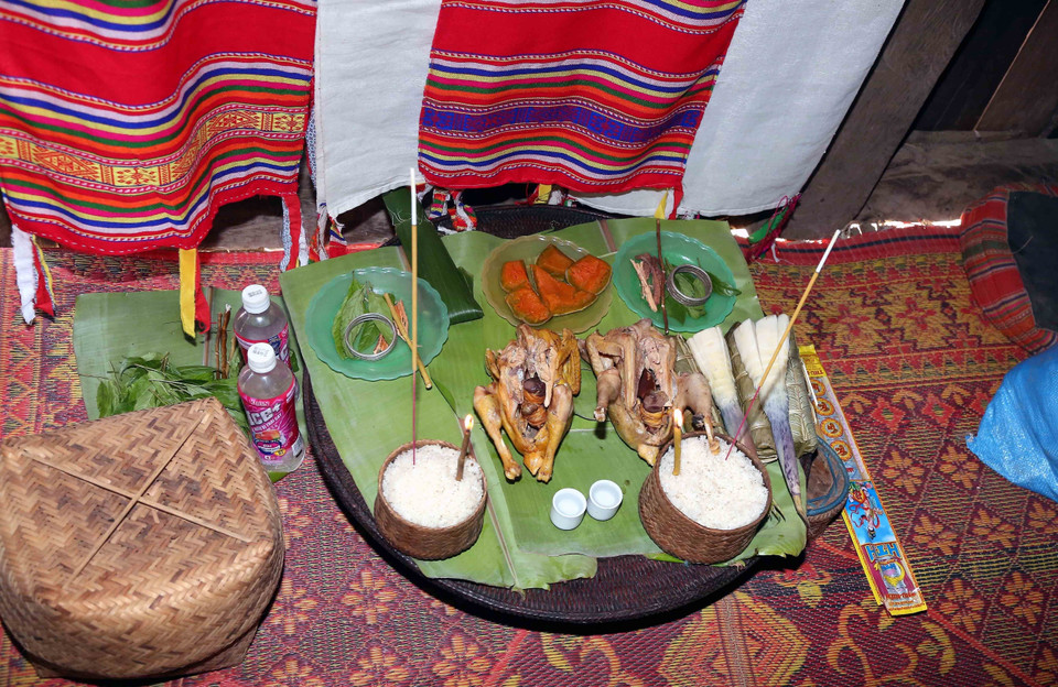 Mâm cúng trong Lễ Sà Típ của người Xinh Mun. (Ảnh: Quang Quyết/TTXVN)