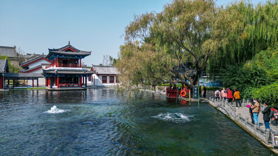 Cổ thành Minh Thủy lấy "hai con suối nối" Bách Mạch Tuyền và Nhãn Minh Tuyền làm cốt lõi và mở rộng ra khu vực "hợp lưu hai con sông" Tú Nguyên và Tú Giang. Bách Mạch Tuyền nghĩa là "Trăm dòng suối," là đầu nguồn của suối Minh Thủy và là nguồn của sông Tú Giang, đồng thời là một trong 72 con suối nổi tiếng ở Tế Nam. (Ảnh: Tiến Trung-Mạnh Cường-Thành Dương/Vietnam+)