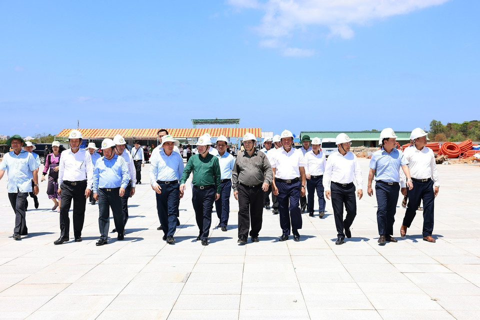 Thủ tướng Phạm Minh Chính kiểm tra công trình Tượng đài Bác Hồ tại phường Dương Đông, Thành phố Phú Quốc. (Ảnh: Dương Giang/TTXVN)