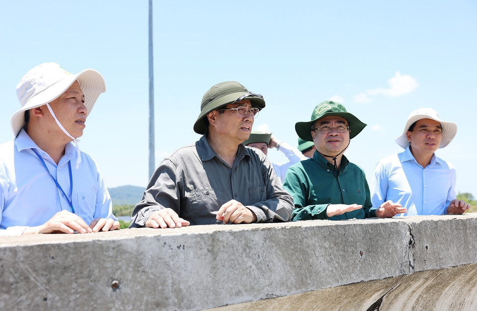 Thủ tướng Phạm Minh Chính thị sát dự án Hồ chứa nước Dương Đông, Phú Quốc. (Ảnh: Dương Giang/TTXVN)