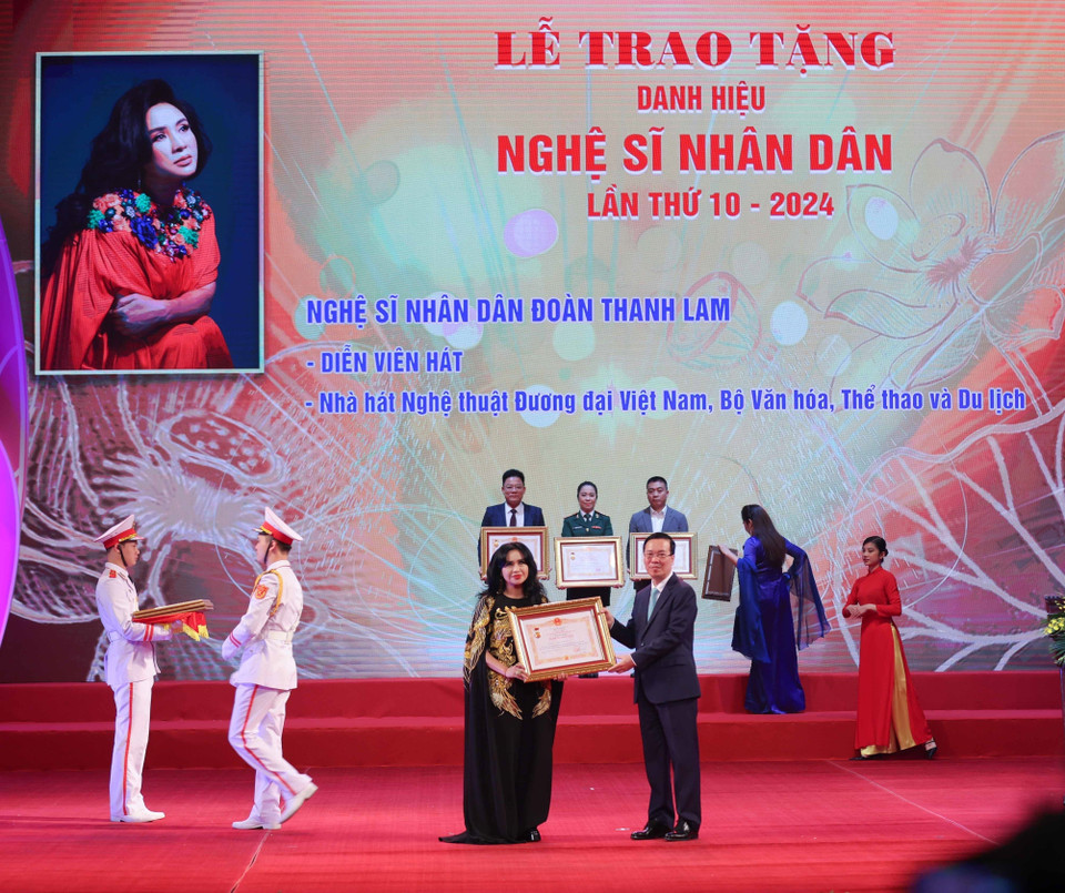 Chủ tịch nước Võ Văn Thưởng trao tặng danh hiệu “Nghệ sỹ Nhân dân” cho nghệ sỹ Đoàn Thanh Lam, Nhà hát Nghệ thuật Đương đại Việt Nam (Bộ Văn hóa, Thể thao và Du lịch). (Ảnh: Thanh Tùng/TTXVN)