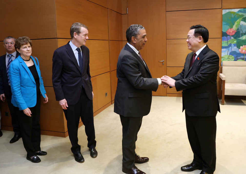 Chủ tịch Quốc hội Vương Đình Huệ với các thành viên Tiểu ban về các mối đe dọa mới nổi của Ủy ban Quân vụ thuộc Thượng viện Hoa Kỳ. (Ảnh: Nhan Sáng/TTXVN)