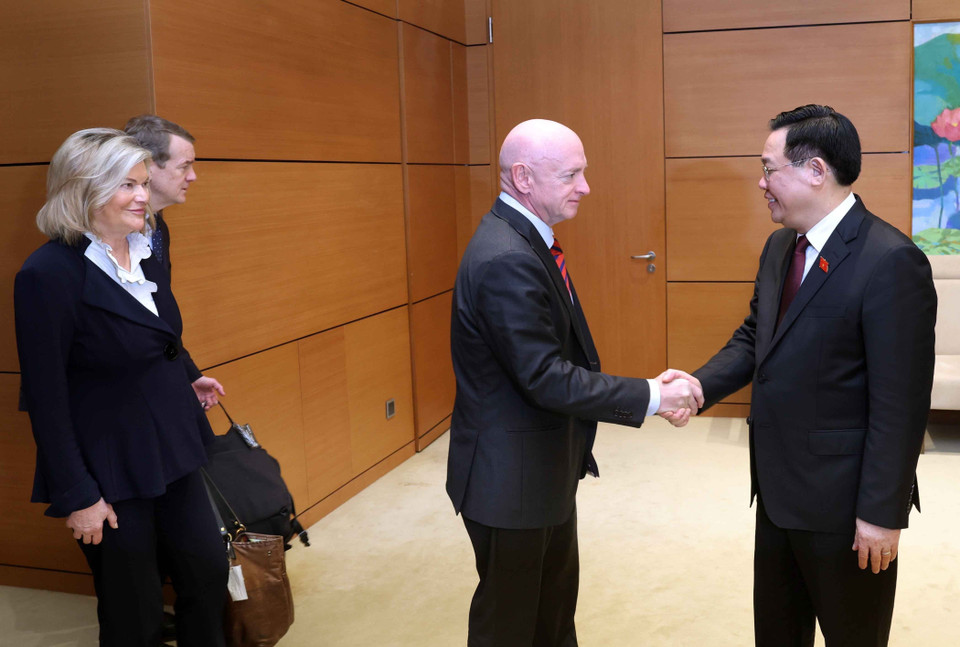 Chủ tịch Quốc hội Vương Đình Huệ với các thành viên Tiểu ban về các mối đe dọa mới nổi của Ủy ban Quân vụ thuộc Thượng viện Hoa Kỳ. (Ảnh: Nhan Sáng/TTXVN)