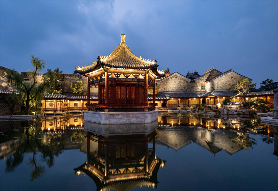 Đến đây, ngoài việc thưởng ngoạn các địa điểm du lịch và cảnh sắc thiên nhiên phong phú, du khách còn được thưởng thức các màn biểu diễn sân khấu lớn nhỏ cũng rất thú vị, từ múa lân cho đến những màn nhào lộn, võ thuật và ca múa nhạc dân gian. (Ảnh: Tiến Trung-Mạnh Cường-Thành Dương/Vietnam+)