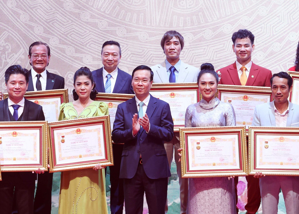 Chủ tịch nước Võ Văn Thưởng trao tặng danh hiệu “Nghệ sỹ Nhân dân” cho các nghệ sỹ. (Ảnh: Thống Nhất/TTXVN)