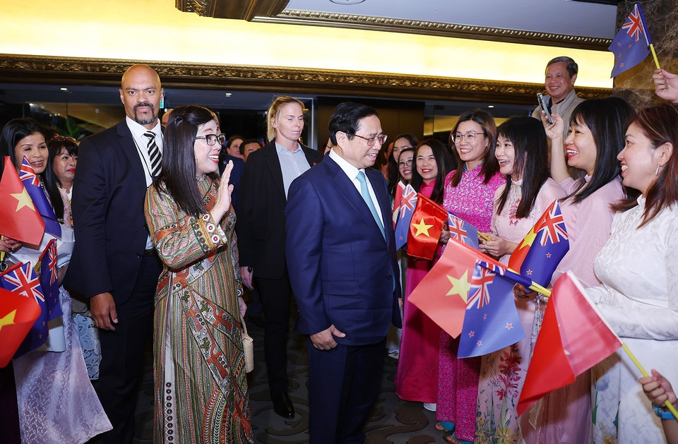 Cộng đồng người Việt Nam tại New Zealand đón Thủ tướng Phạm Minh Chính và Phu nhân. (Ảnh: Dương Giang/TTXVN)