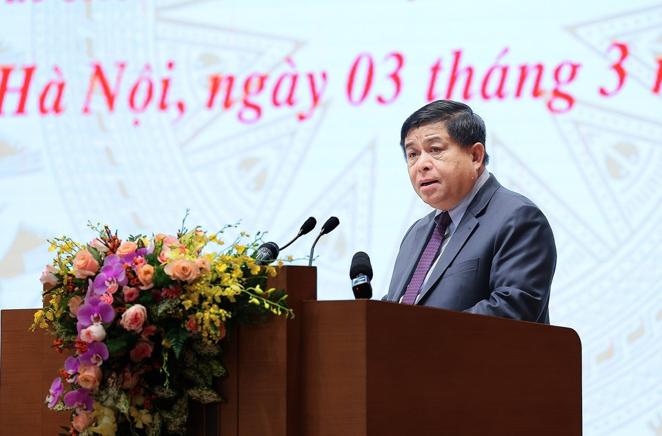 Bộ trưởng Bộ Kế hoạch và Đầu tư Nguyễn Chí Dũng báo cáo tình hình doanh nghiệp nhà nước. (Ảnh: Dương Giang/TTXVN)