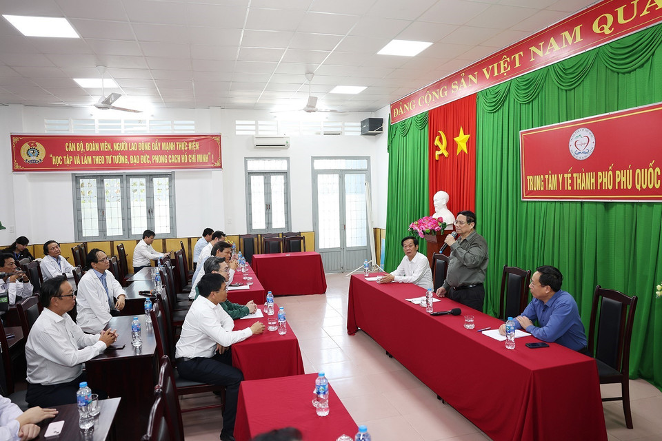 Thủ tướng Phạm Minh Chính thăm, kiểm tra tình hình khám chữa bệnh của Trung tâm y tế thành phố Phú Quốc. (Ảnh: Dương Giang/TTXVN)