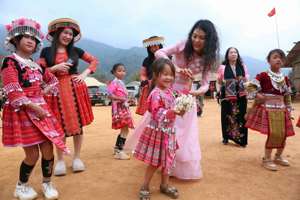 Đồng bào dân tộc giao lưu văn hóa, văn nghệ giữa du khách và trẻ em bản Nậm Nghẹp, xã Ngọc Chiến. (Ảnh: Quang Quyết/TTXVN)