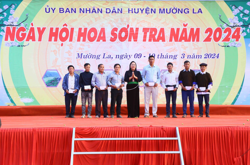 Trao giải Nhất cho các đội tham gia các phần thi tại Ngày hội. (Ảnh: Quang Quyết/TTXVN)