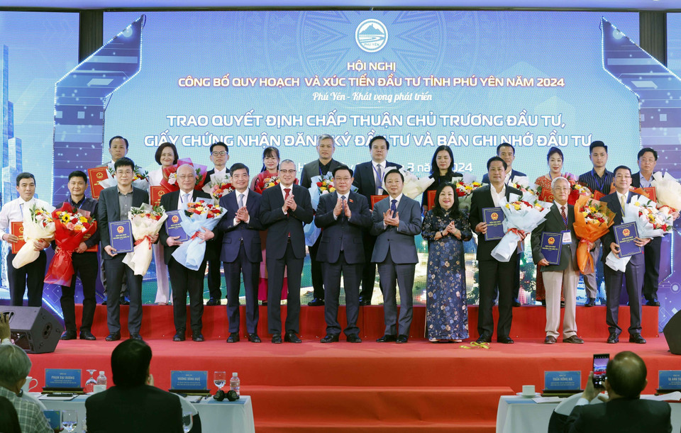 Chủ tịch Quốc hội Vương Đình Huệ và Phó Thủ tướng Trần Hồng Hà với các nhà đầu tư vào tỉnh Phú Yên. (Ảnh: Nhan Sáng/TTXVN)