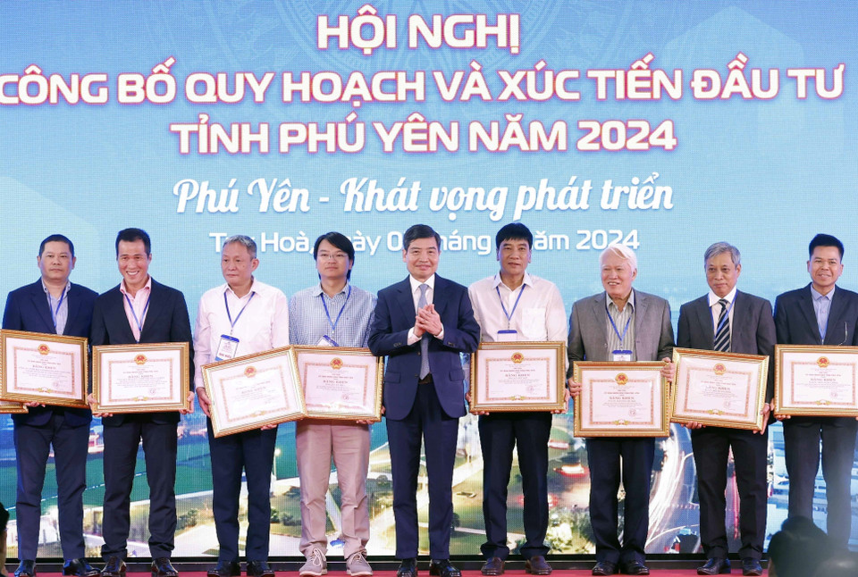 Chủ tịch Ủy ban Nhân dân tỉnh Phú Yên Tạ Anh Tuấn trao tặng Bằng khen cho các đơn vị và cá nhân có đóng góp tích cực trong quy hoạch tỉnh Phú Yên. (Ảnh: Nhan Sáng/TTXVN)