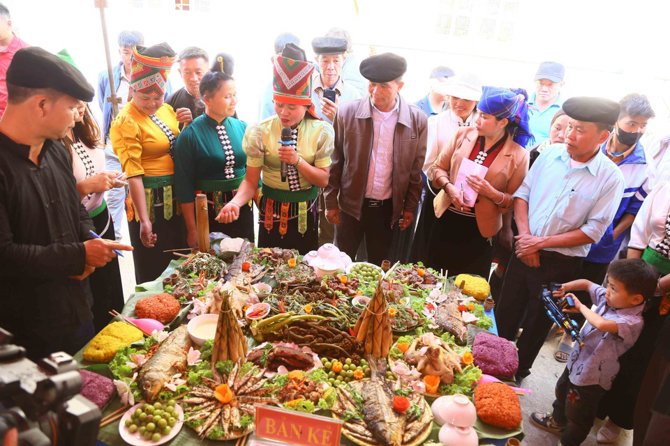 Đồng bào dân tộc thi ẩm thực cộng đồng tại Ngày hội. (Ảnh: Quang Quyết/TTXVN)