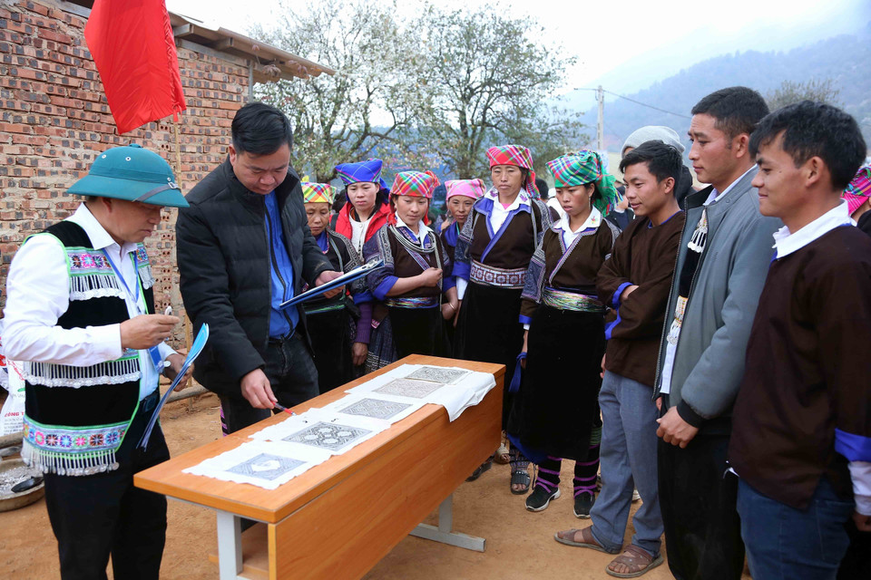 BTC chấm thi vẽ sáp ong trên vải tại Ngày hội. (Ảnh: Quang Quyết/TTXVN)