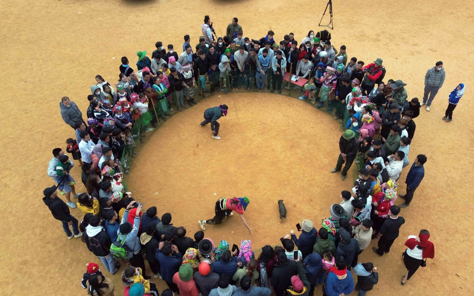 Đồng bào dân tộc thi "Bịt mắt bắt lợn" tại Ngày hội. (Ảnh: Quang Quyết/TTXVN)