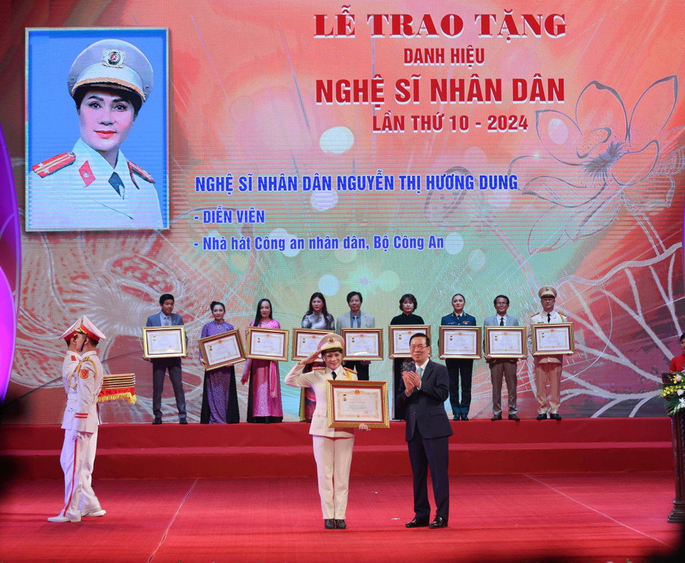 Chủ tịch nước Võ Văn Thưởng trao tặng danh hiệu “Nghệ sỹ Nhân dân” cho nghệ sỹ Nguyễn Thị Hương Dung, diễn viên Nhà hát Công an Nhân dân (Bộ Công an). (Ảnh: Thanh Tùng/TTXVN)