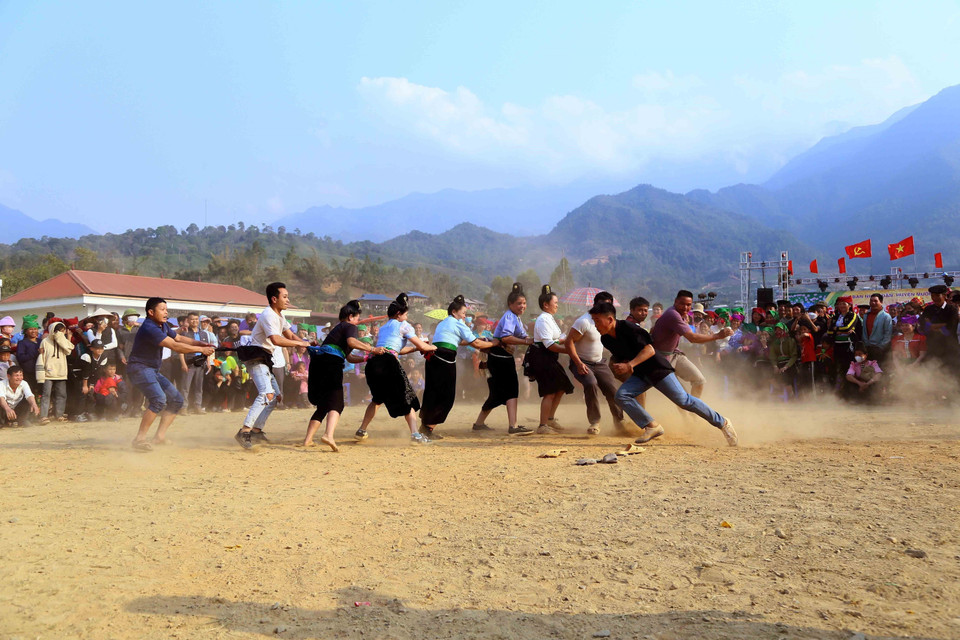 Đồng bào dân tộc thi trò chơi Ngu Kin Khiết (rồng rắn lên mây) tại Ngày hội. (Ảnh: Quang Quyết/TTXVN)